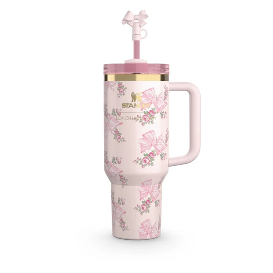 tanley x LoveShackFancy Holiday Quencher H2.0 FlowState Tumbler 40oz – Rosa Beaux Pink