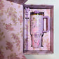 Stanley x LoveShackFancy Quencher – Happy Thoughts Rosa Beaux Purple | 40 oz
