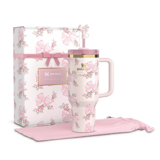 tanley x LoveShackFancy Holiday Quencher H2.0 FlowState Tumbler 40oz – Rosa Beaux Pink